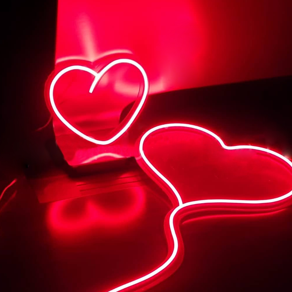Сердечки выполнены с использованием интерьерного NeonLine, который идеально подходит для создания любых фигур.